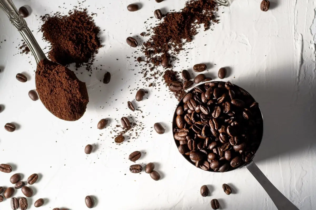 Friskkværnet kaffe eller kaffekapsler? Fordele og ulemper ved hver type
